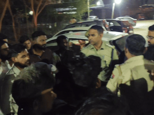 कोटा के महावीर नगर इलाके में मर्डर की सूचना मिलते ही डीएसपी मनीष शर्मा टीम के साथ पहुंच गए थे।