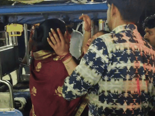कोटा के न्यू मेडिकल कॉलेज हॉस्पिटल में सुरेंद्र की पत्नी अनिता बिलख-बिलख कर रोती रही। उसे परिजनों ने संभाला।