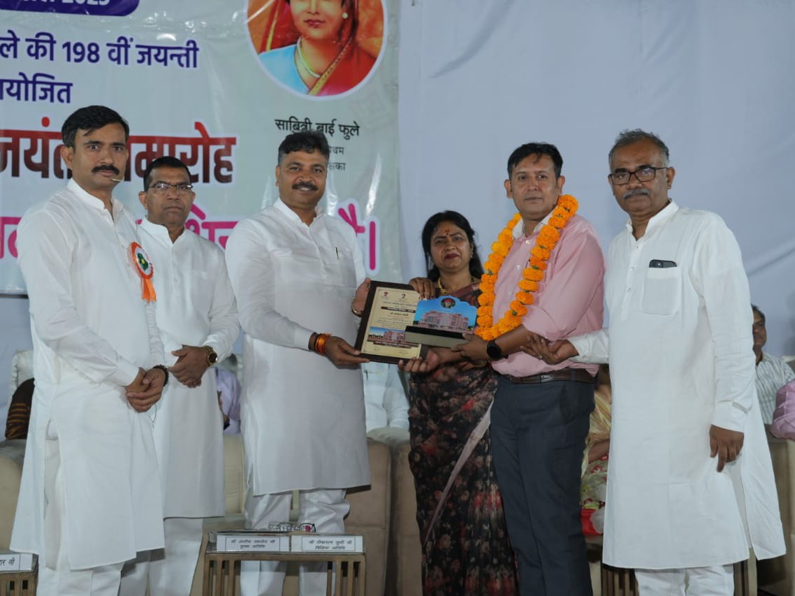 दैनिक भास्कर डिजिटल में कार्यरत सीनियर रिपोर्टर महेंद्र सैनी को पत्रकारिता में उत्कर्ष कार्य के लिए सम्मानित किया गया।