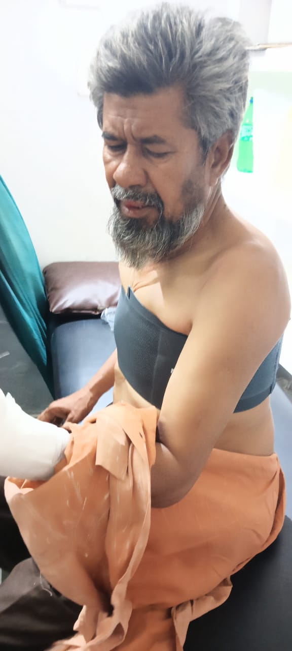 बुजुर्ग रशीद खान की पसलियों में चोट आई।