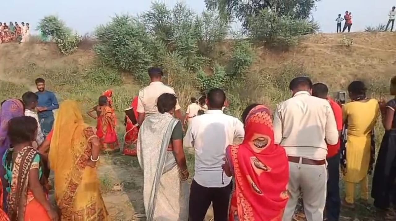 The dead body of a married woman was found under a culvert in Nalanda