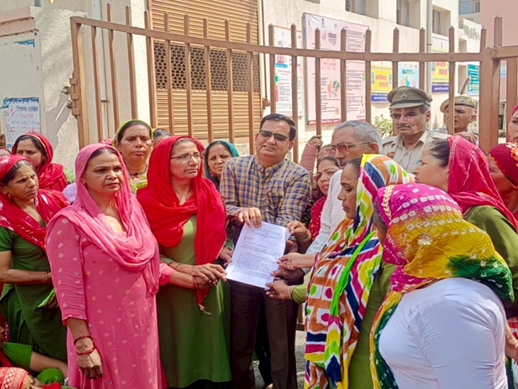 ਡੀਡੀਪੋ ਰਾਜਪਾਲ ਚਾਹਰ ਨੂੰ ਮੈਮੋਰੰਡਮ ਦਿੰਦੇ ਹੋਏ ਮਿਡਲ ਮਿਲਜ਼ ਕਰਮਚਾਰੀ.