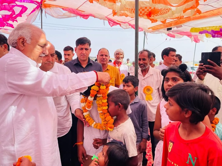 ਸਾਬਕਾ ਦੇ ਸਾਬਕਾ ਭੇਸ਼ੀਦਰ ਸਿੰਘ ਹੁੱਡਾ ਨੇ ਇਸ ਪ੍ਰੋਗਰਾਮ ਵਿੱਚ ਬੱਚਿਆਂ ਨੂੰ ਨਮਸਕਾਰ ਸਵੀਕਾਰ ਕੀਤਾ.