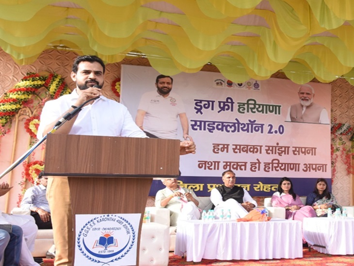 कार्यक्रम में संबोधित करते एडीसी नरेंद्र कुमार।