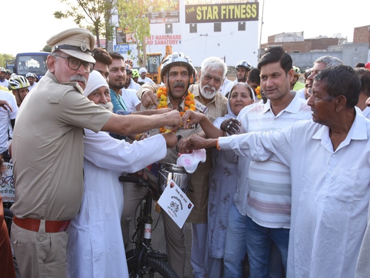 साइक्लोथॉन के इंचार्ज डॉ. अशोक कुमार का स्वागत करते हुए।