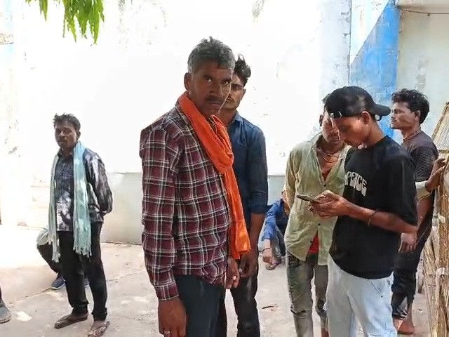परिजन दोनों घायलों को अस्पताल लेकर पहुंचे।