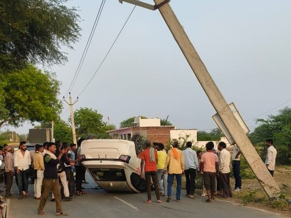 Car went out of control and overturned in Raebareli