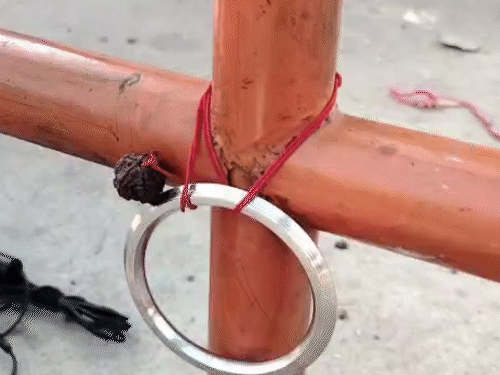 कोटा उद्योग नगर क्षेत्र स्थित सेंटर पर कड़ा और रुद्राक्ष भी उतरवा लिए गए।