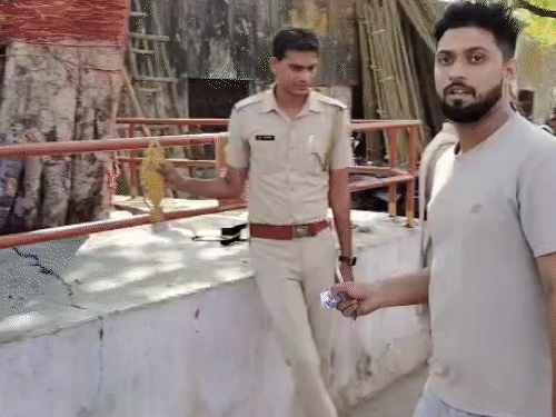 कोटा के उद्योग नगर क्षेत्र स्थित सेंटर पर युवक दौड़ते हुए पहुंचा, लेकिन एंट्री नहीं मिली।