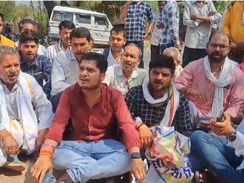 प्रदर्शनकारियों ने एसपी कार्यालय के बाहर 15 मिनट तक धरना दिया।