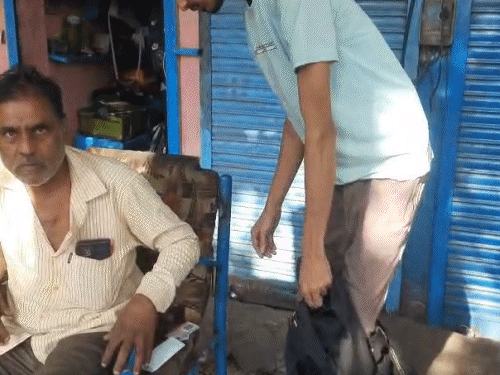 कोटा में पुरुष अभ्यर्थी को पैंट उतारकर उसका हुक और जिप निकलवाना पड़ा।