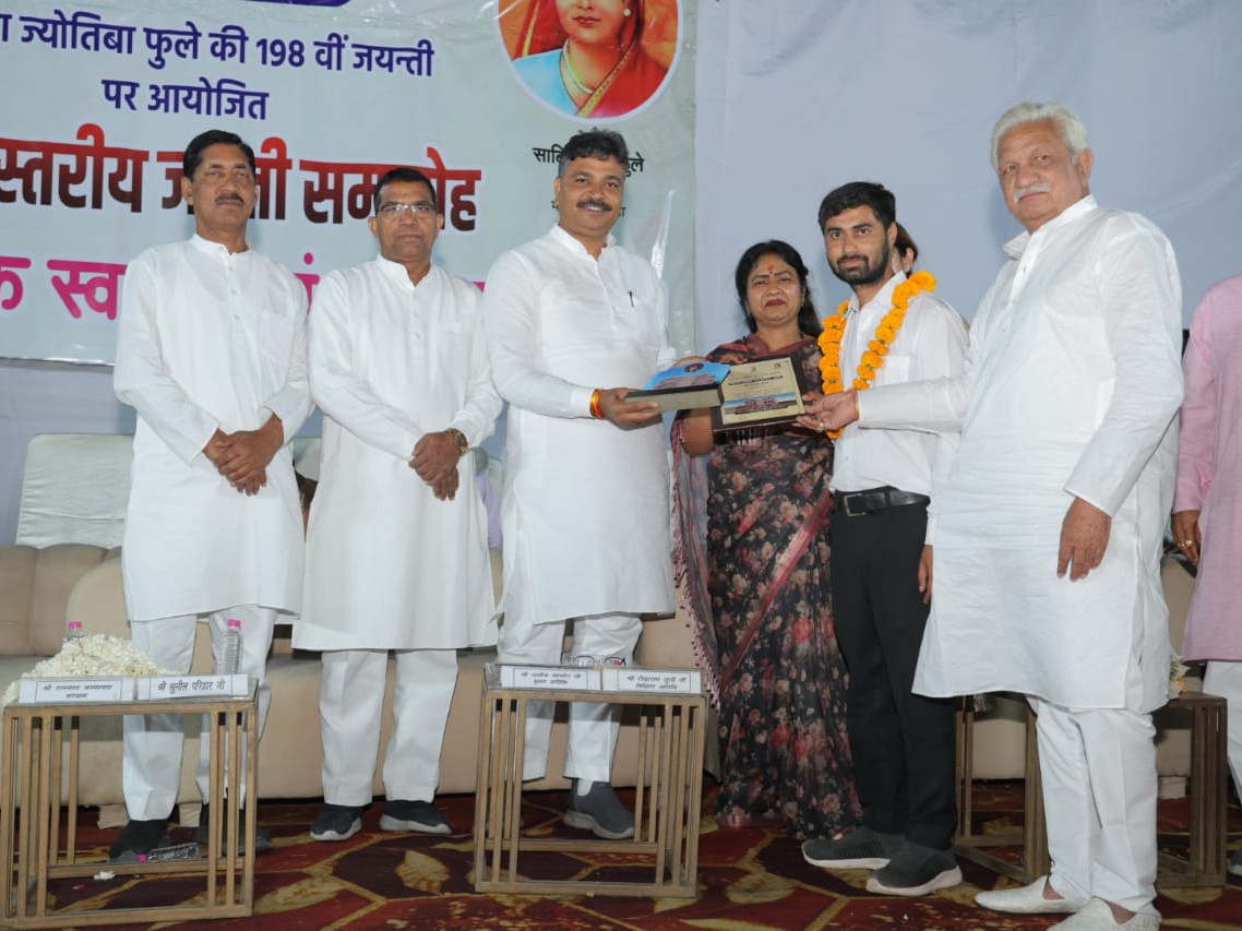 समारोह में कई प्रतिष्ठित पुरस्कार प्रदान किए गए।