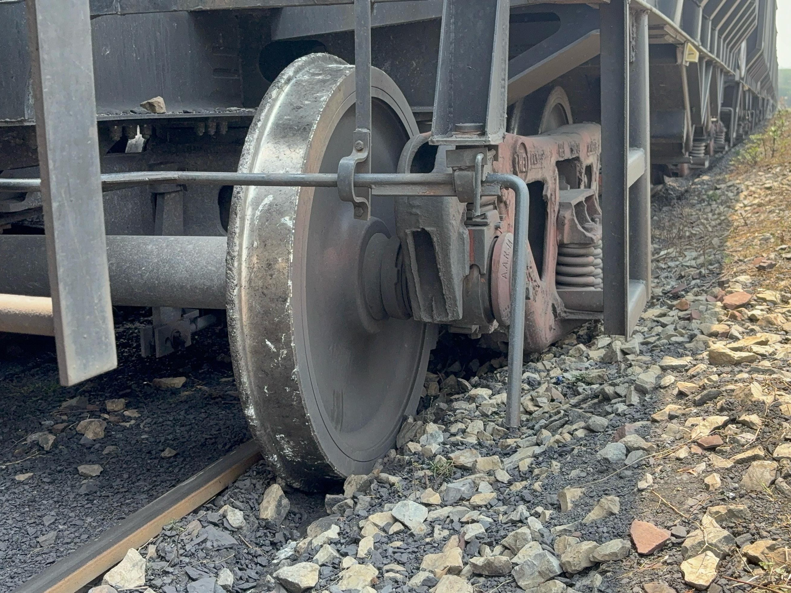 कोरबा में कोयले से भरी मालगाड़ी का पांचवां डिब्बा पटरी से उतर गया। - Dainik Bhaskar