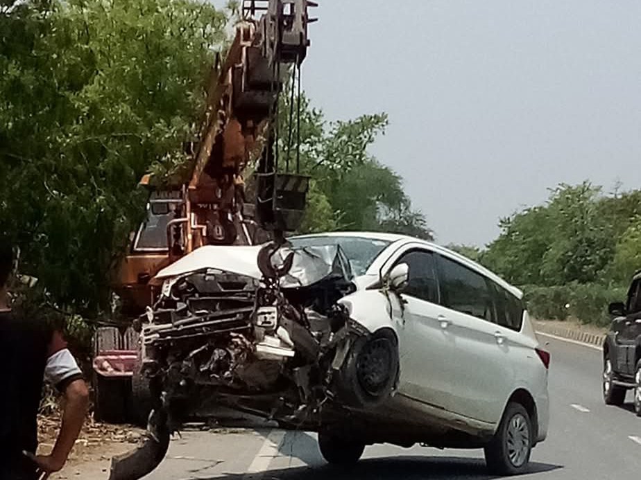 Car going to Ayodhya collided with a tree