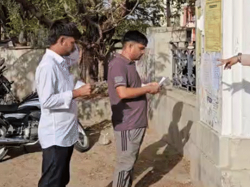 जयपुर के बनीपार्क स्थित महात्मा गांधी सेंटर पर परीक्षा देने पहुंचे लोग।