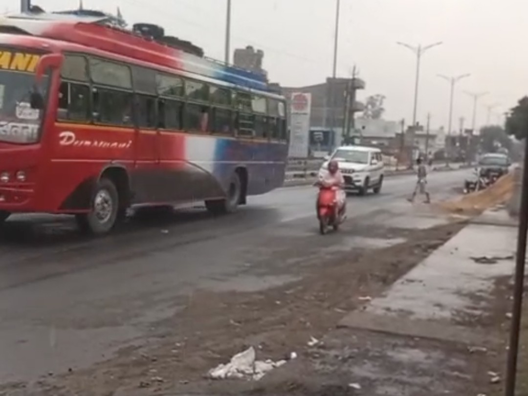बारिश की वजह से अभी शहर में बादल छाए हुए हैं।