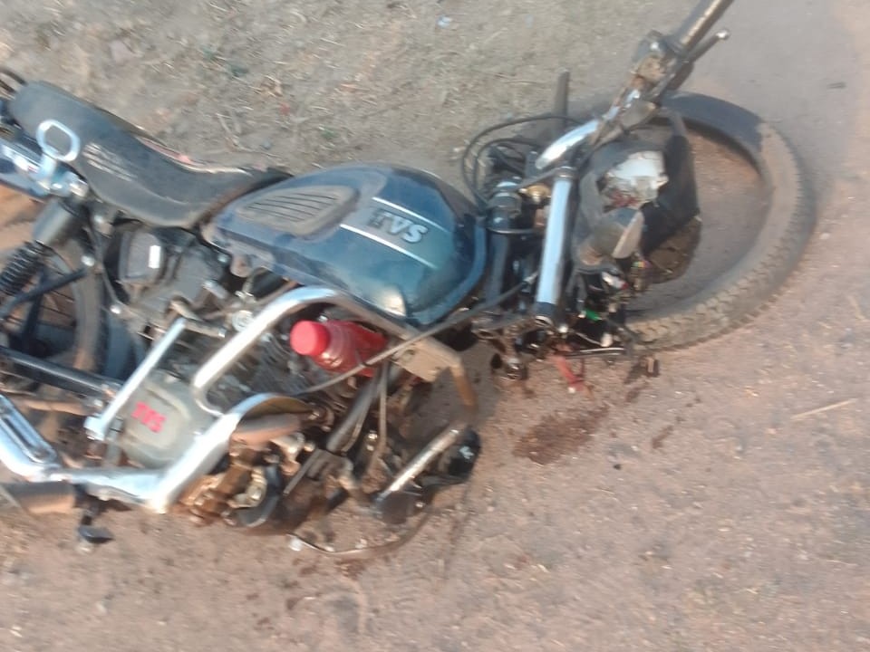 हादसे में बाइक बुरी तरह डैमेज हो गई है।