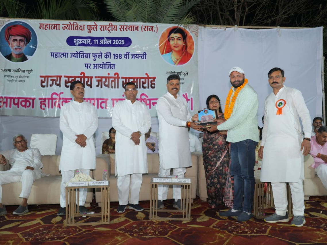 फोटोग्राफर दीपक कुमार सैनी को सम्मानित किया गया।