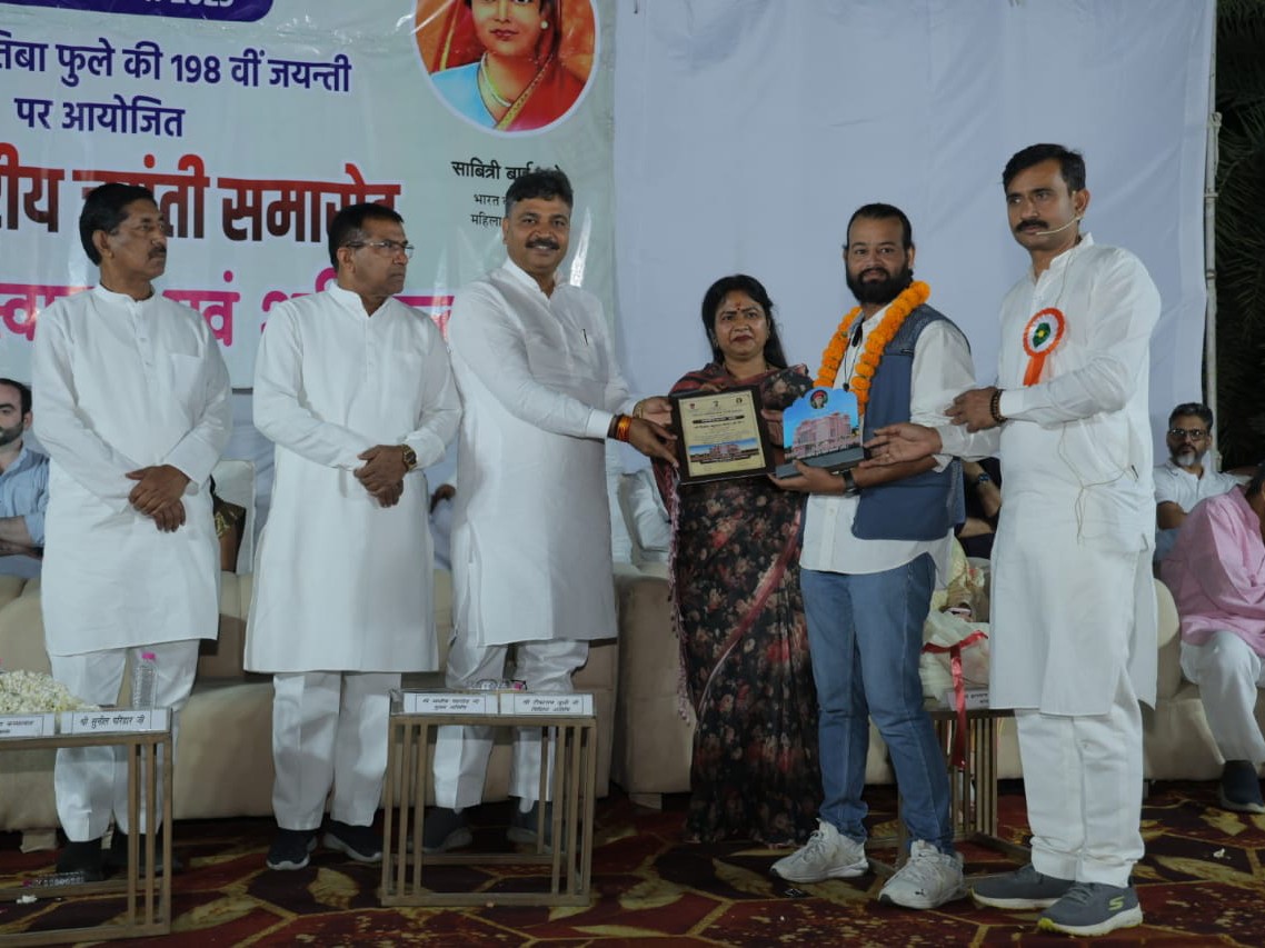 फोटो ग्राफर दिनेश सैनी को सम्मानित किया गया।
