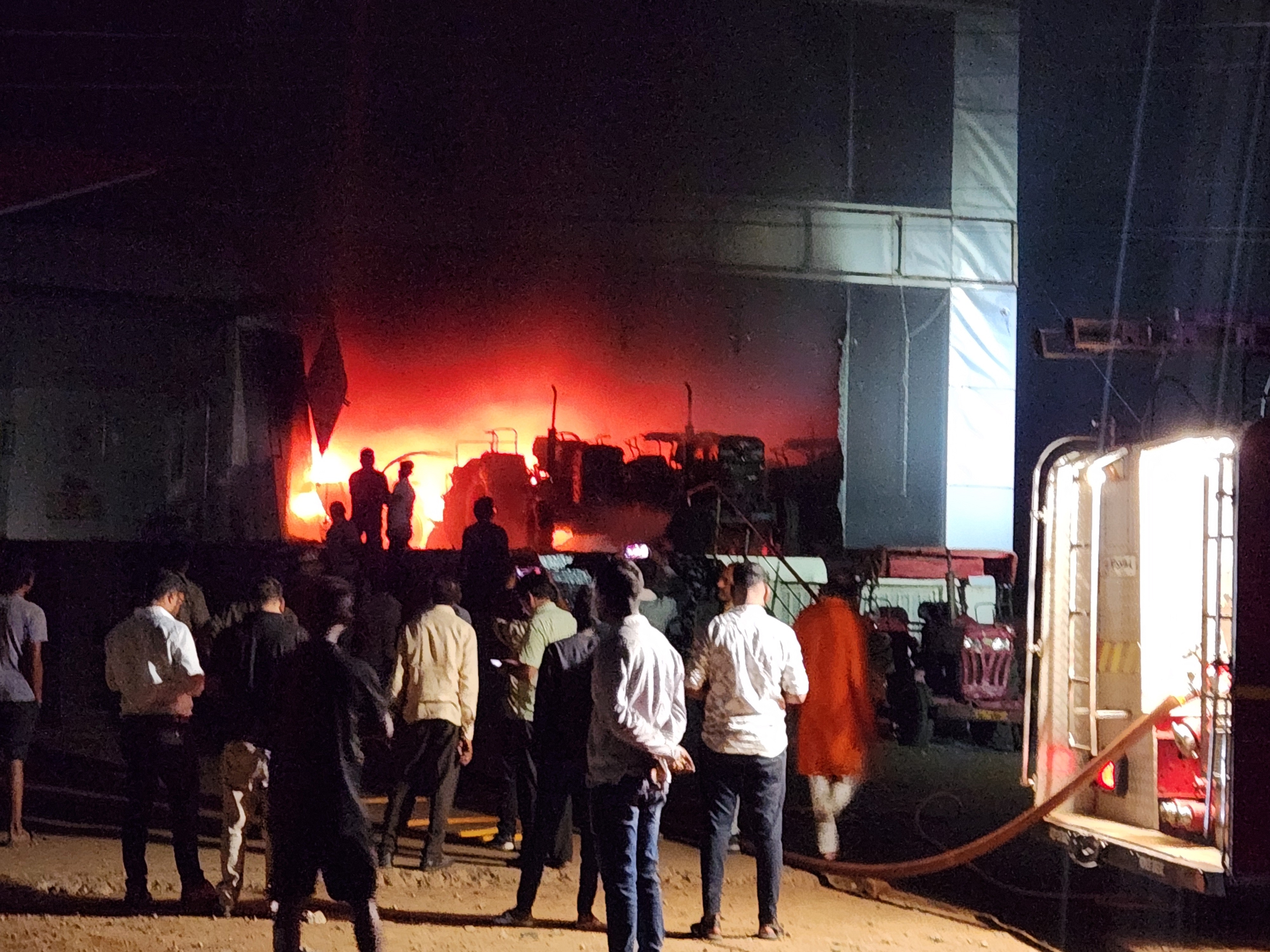CG Breaking: महिंद्रा ट्रैक्टर शोरूम में लगी भीषण आग, कई ट्रैक्टर जलकर खाक... 2 cfbc1172 7285 4fb3 ac31 549043edbfc3 1744469431144