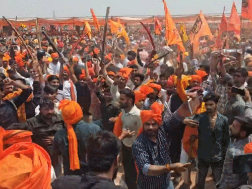 आगरा में करणी सेना के कार्यकर्ता शनिवार को रक्त स्वाभिमान सम्मेलन कर रहे हैं। - Dainik Bhaskar
