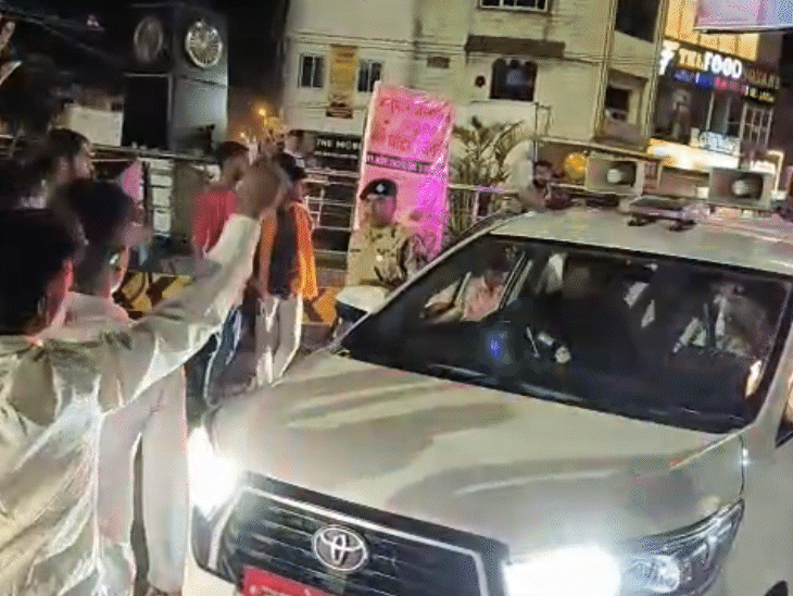 प्रदर्शन कर रहे लोगों ने कलेक्टर और एसपी की गाड़ी को रोक लिया