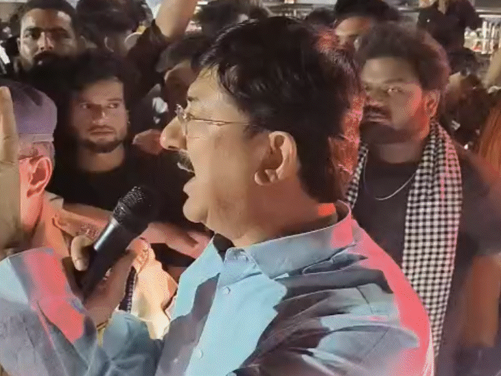 कलेक्टर ने लोगों को समझाया कि मामले में कार्रवाई की जा रही है।