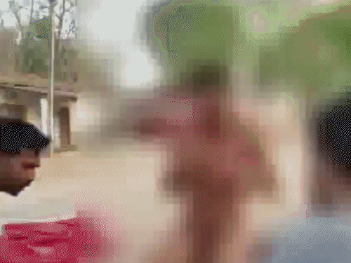 युवक को बीच चौराहे में खूब मारा