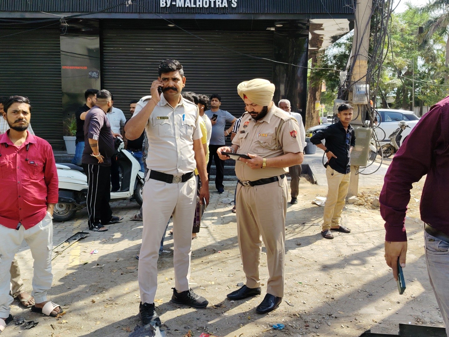 ਪੁਲਿਸ ਨੇ ਪੜਤਾਲ ਕਰਨ ਲਈ ਭੱਜਿਆ.