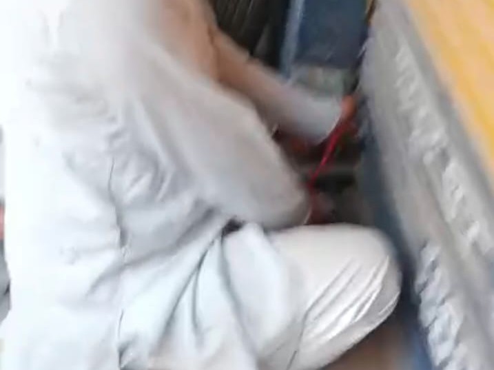 दुकान का ताला काटते हुए जेठ