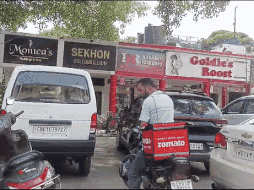 ਚੰਡੀਗੜ੍ਹ ਸੈਕਟਰ-8 ਮਾਰਕੀਟ ਜਿਸ ਵਿੱਚ ਵਿਧਮਾ ਵਿਧਾਇਕ ਆਪਣੇ ਦੋਸਤਾਂ ਨਾਲ ਖਾਣ ਲਈ ਪਹੁੰਚੇ.