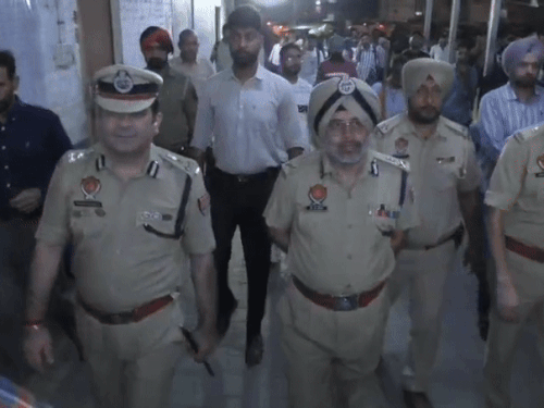 लुधियाना रेलवे स्टेशन पर चैकिंग करने पहुंचे एडीजीपी ए.एसराय उनके साथ पुलिस कमिश्नर स्वपन शर्मा। - Dainik Bhaskar