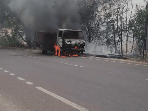 गुरुग्राम में सुलतानपुर झील के पास जलता सीमेंट से भरा ट्रक। - Dainik Bhaskar