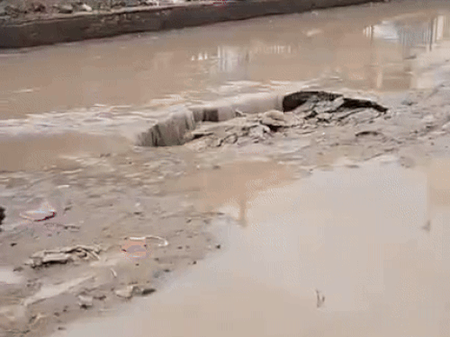 ਸਿਰਸਾ ਵਿੱਚ ਪਰਸ਼ੂਰਾਮ ਚੌਕ ਦੇ ਨੇੜੇ ਧਨਸਸੀ ਸੜਕ, ਜਿਸ ਨਾਲ ਮੀਂਹ ਦੇ ਪਾਣੀ ਨੂੰ ਜ਼ਮੀਨ ਤੇ ਜਾਣਾ ਪੈਂਦਾ ਹੈ.