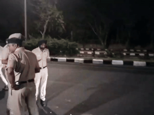 फायरिंग के बाद जांच करती पुलिस।