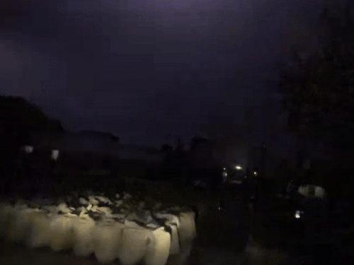 ਕਣਕ ਮੀਂਹ ਵਿਚ ਅਨਾਜ ਦੇ ਬਾਜ਼ਾਰ ਵਿਚ ਡੁੱਬ ਗਈ ਜੋ ਦੋ ਦਿਨਾਂ ਲਈ ਰੁਕ ਗਈ ਹੈ