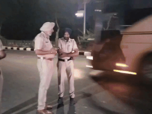 चंडीगढ़-जीरकपुर बॉर्डर फायरिंग के बाद पुलिस जांच करती हुई। - Dainik Bhaskar