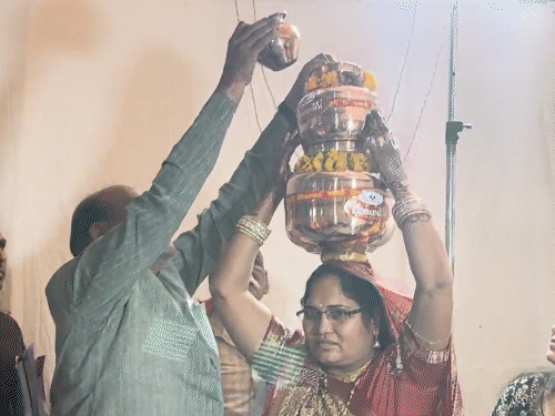 भात के कार्यक्रम में स्पीकर ओम बिरला के साथ कई भाजपा नेता भी पहुंचे थे। सभी ने भात के कार्यक्रम में रस्में अदा कीं।