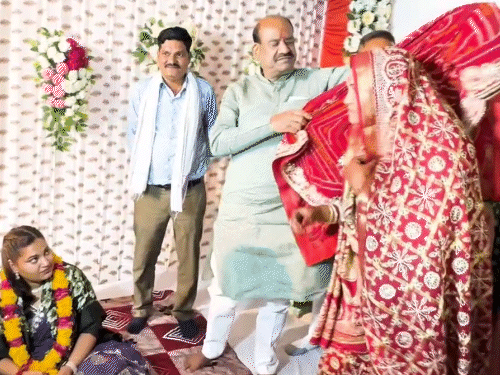 स्पीकर ओम बिरला ने अपनी वीरांगना बहन को भात की रस्म सभी रीति-रिवाज निभाए। परिवार इस मौके पर काफी भावुक नजर आया।