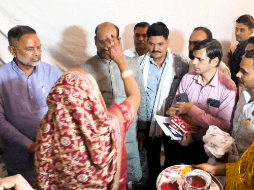 भात की रस्म के दौरान वीरांगना ने सभी के तिलक लगाया गया। इस मौक पर मंगल गीत गाए गए।