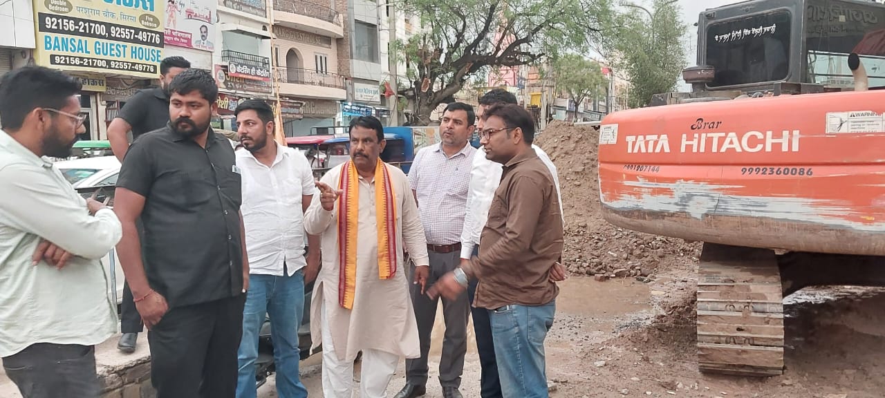 ਭਾਜਪਾ ਚੇਅਰਮੈਨ ਵੀਅਰ ਸ਼ੈਂਦੀ ਸਵਰੂਪ, ਸਿਰਸਾ ਦੇ ਪਰਛੇਰੇ ਚੌਕ ਵਿਖੇ ਸੀਵਰੇਜ ਅਤੇ ਰੋਡ ਦੀ ਸਮੱਸਿਆ 'ਤੇ ਸਿਟੀ ਕੌਂਸਲ ਨੂੰ ਹਿਲਾਉਂਦੇ ਹੋਏ ਨਿਰਦੇਸ਼ ਦਿੰਦੇ ਹਨ.