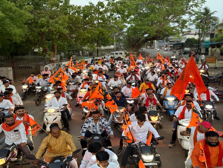 डोंगरगढ़ में हनुमान जयंती के मौके पर सैकड़ों श्रद्धालुओं ने बाइक रैली निकाली।