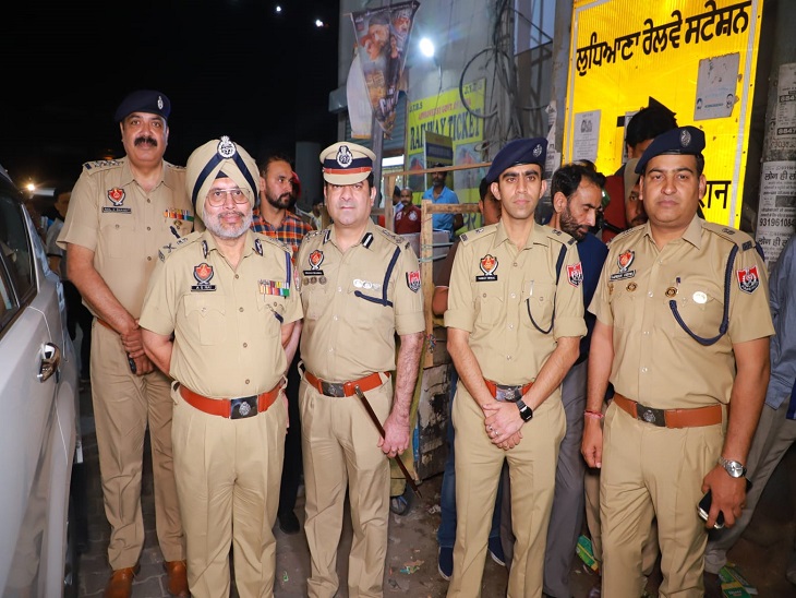 रेलवे स्टेशन के बाहर स्पेशल नाकाबंदी पर तैनात पुलिस के सीनियर अधिकारी।