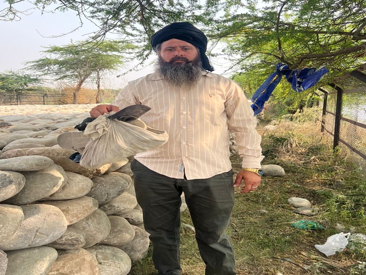 ਕਪੜੇ ਅਤੇ ਮੋਬਾਈਲ ਨਹਿਰ ਦੇ ਨਾਲ ਮਿਲਦੇ ਹਨ.