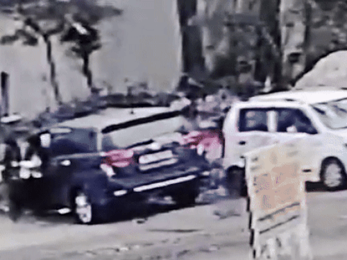 हादसे के बाद कार से नीचे उतर कर जाती हुई महिला।