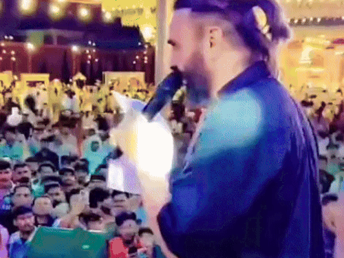 फतेहाबाद में गाने की प्रस्तुति देती पंजाबी सिंगर बब्बू मान। - Dainik Bhaskar