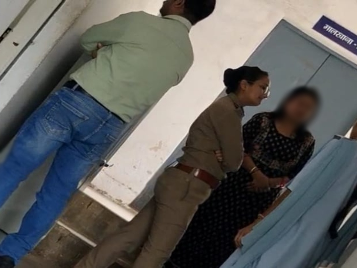 विश्वविद्यालय थाने में पुलिस एक महिला से पूछताछ करते हुए। - Dainik Bhaskar