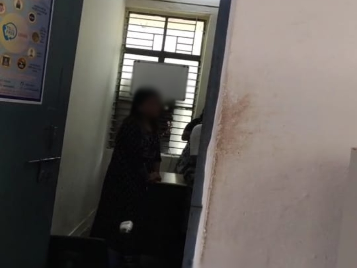 थाना में युवतियों से पूछताछ की जा रही है।