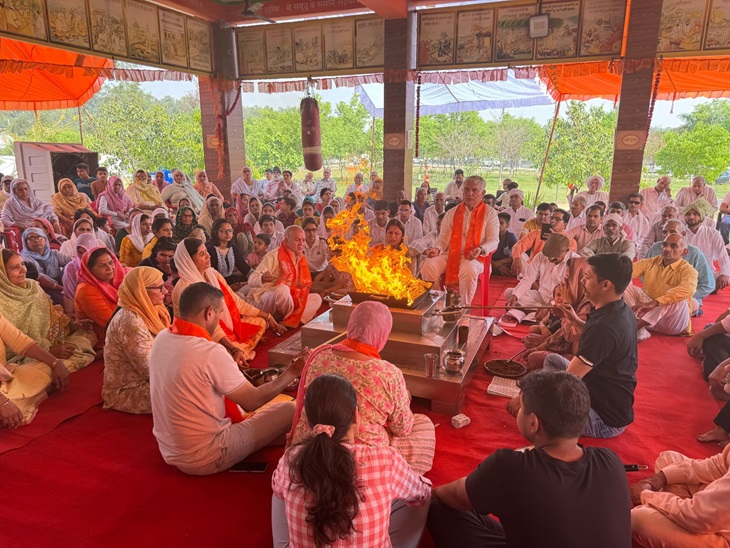 ਆਰੀਆ ਸਮਾਜ ਦੇ ਮੈਂਬਰ ਆਰੀਆ ਸਮਾਜ ਵਿੱਚ ਵੈਦਿਕ ਹੌਰ ਵਿੱਚ ਬਲੀਦਾਨ ਚੜ੍ਹਾਉਣ ਲਈ.