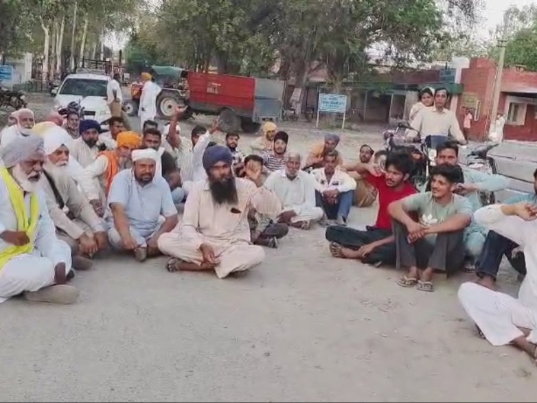 ਦੱਖਣੀ ਹਰਿਆਣਾ ਬਿਜਲੀ ਵੰਡ ਕਾਰਪੋਰੇਸ਼ਨ ਦਫਤਰ ਦੇ ਸਾਹਮਣੇ ਕਿਸਾਨ ਦਿਖਾਉਂਦੇ ਹਨ.